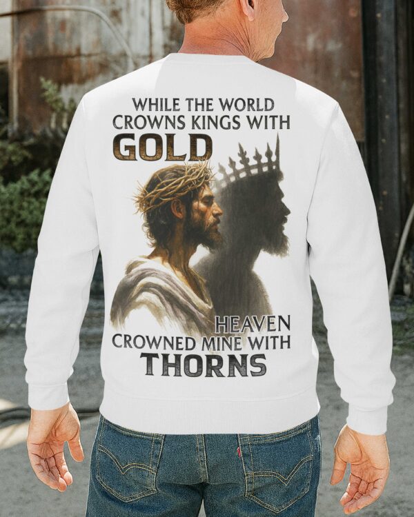 While The World Crowns Kings Shirt - Image 12