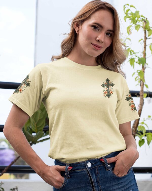 A Praying Mom is a Powerful Force T-shirt - Image 7